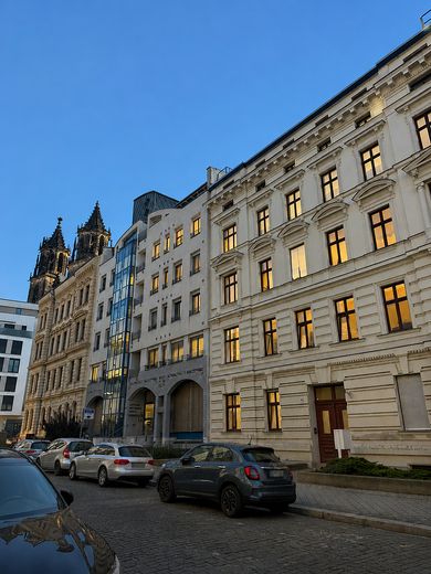 Erstbezug nach Sanierung: Großzügige 2-Zimmer-Altbauwohnung mit Balkon, Aufzug & Einbauküche am Dom – Haus von Außen - Leibnizstr 49