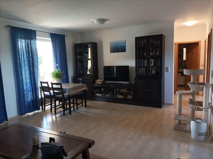 Provisionsfrei von privat: Bezugsfreie 3-Zimmer-Wohnung mit Balkon, Keller, TG in Dietzenbach-Mitte! – Wohnzimmer