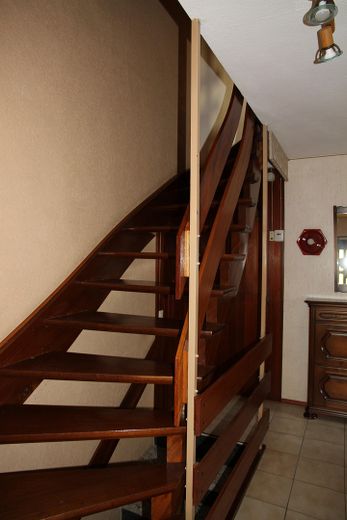Flur EG mit Holztreppe