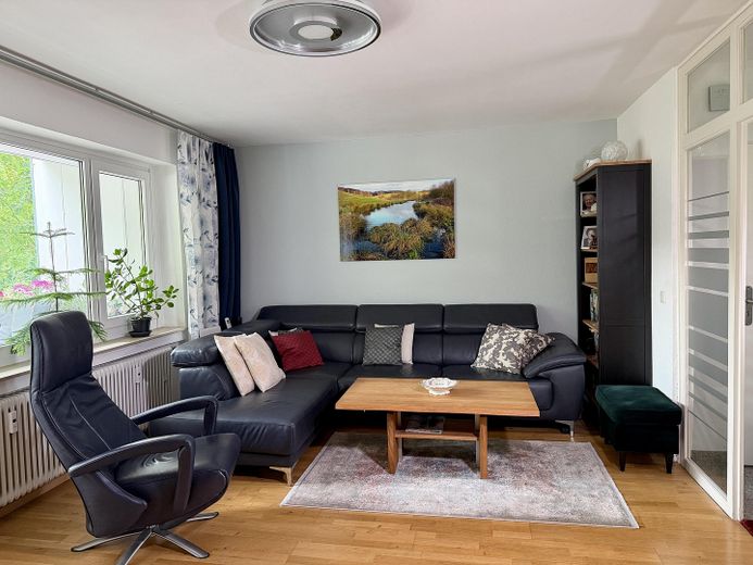 Quiet, green & close to the city center 3-room 74 sqm apartment with SW loggia at Grafenberger Wald – Wohnzimmer 3