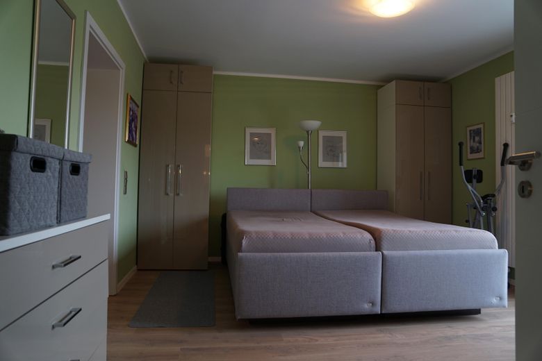 3-Zimmer Penthouse-Wohnung barrierefrei mit  Balkon, Terrasse und Loggia in Bad Camberg – Schlafzimmer 1.