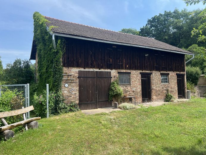 2 Familienhaus mit Scheune, Garagen und großem Garten – Stall/Scheune