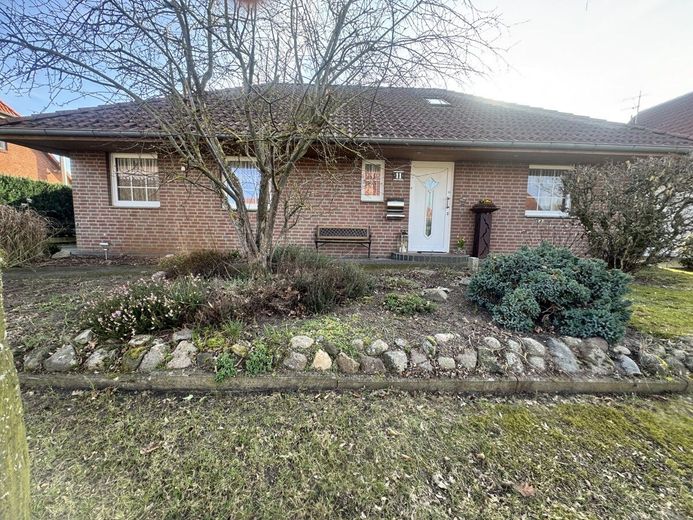 Warum noch Miete zahlen? Massiver Bungalow im Landhausstil in ruhiger Umgebung von Buchholz (Aller) – Titelbild 1.0