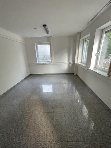 520 m² Gewerbeeinheit: Büro (160 m²), Produktion (200 m²), erweiterbares Lager (160 m²) – Büro 01, von KI leer geräumt