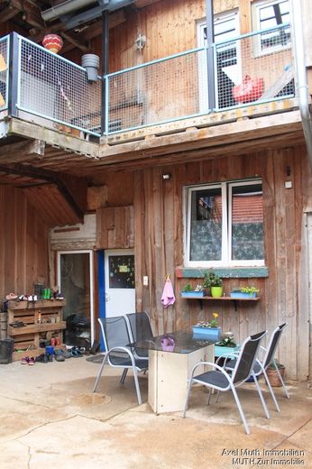 Romantischer Sitz im Hof