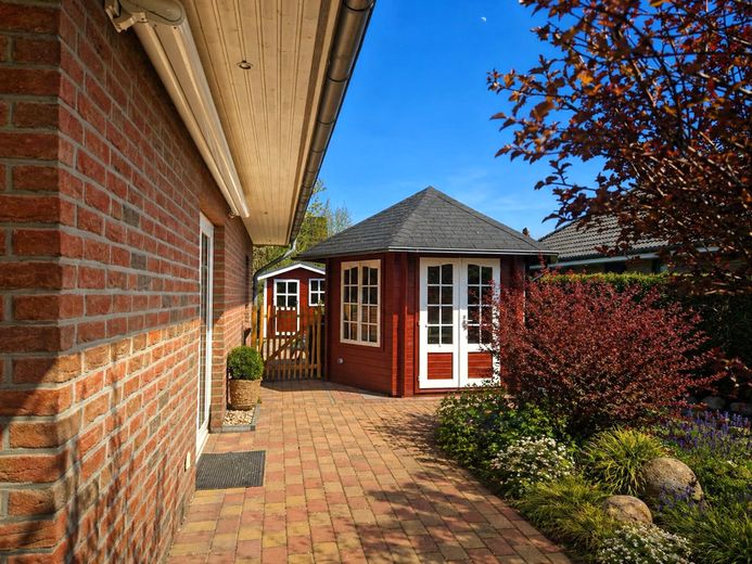 Gepflegtes EFH in idyllischer Wohnlage mit schönem Garten nahe Bad Segeberg – Pavillon