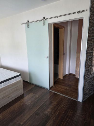 Атмосфера будинку замість квартири 108,5 м² комфорту для життя з каміном 2 балконами та сучасною кухнею в Solingen-Wald – Schlafzimmer Flur zum Hauptbad