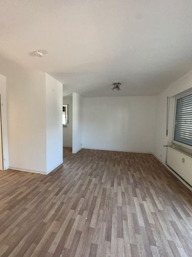 Wohnung - 2 ZKB mit Balkon ab sofort – Wohnzimmer