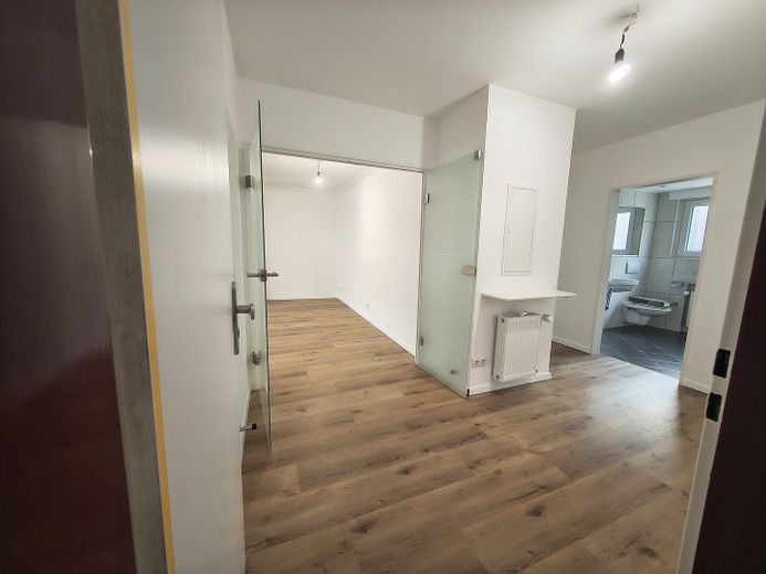 Smart e ristrutturato: trilocale vicino al centro con balcone esposto a sud e posto auto in garage – Wohnungsflur