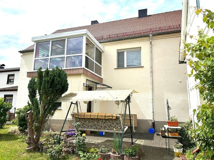 PREISREDUZIERT! Familienanwesen am Ortsrand mit Hof, Werkstatt, 2 Garagen und 1.780 m² Grundstück – Hausansicht mit Wintergarten