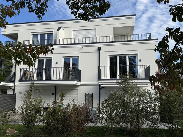 APPARTAMENTO IN VILLA PARI AL NUOVO | 2 BALCONI - SUD e OVEST | VISTA SUL VERDE | CUCINA ATTREZZATA | ARREDI SU MISURA | SMART HOME – Hausansicht vom Garten