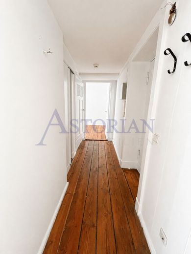 Bezugsfrei! Altbaucharme mit Gestaltungspotenzial - 2,5 Zimmer im Herzen von Friedrichshain – Eingang