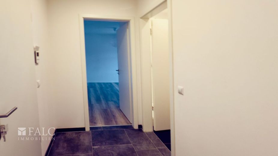 Kapitalanlage am Industriestandort * Mehrfamilienhaus mit Garagen * kein Leerstand – Flur