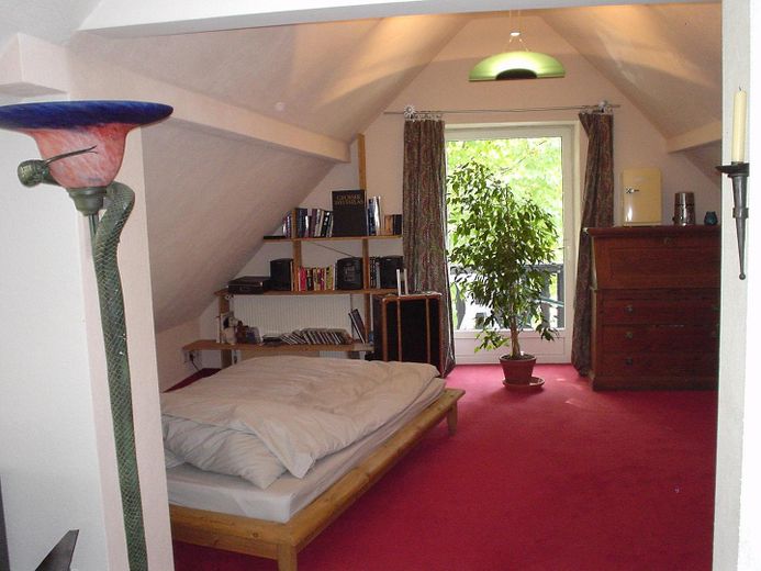 Provisionsfrei: Freistehendes Zweifamilienhaus im grünen Berlin-Heiligensee – DG Wohnung Schlafzimmer