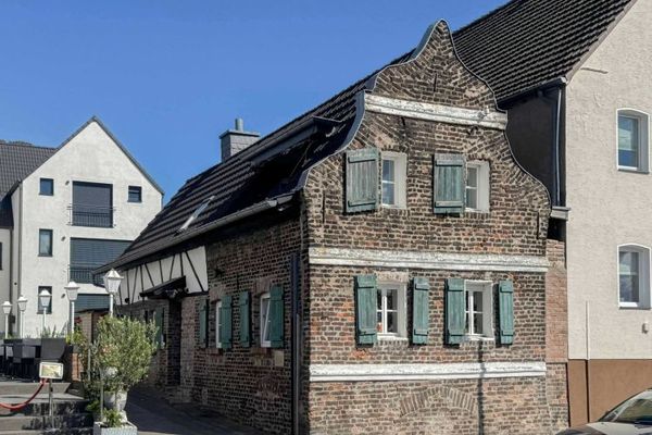 Denkmalgeschützte Immobilie mit Geschichte und Rheinblick in Leverkusen-Hitdorf