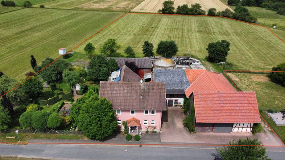 Ein Hof mit Geschichte – und Raum für neue Ideen – Luftansicht mit Grundstück