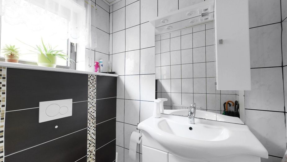 Groot een- tot tweegeneratiehuis met balkon, terras en garage – WC Erdgeschoss