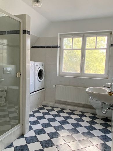 Von Privat: Energetisch modernisiertes Einfamilienhaus mit Einliegerwohnung / Mehrgenerationenhaus – OG Bad
