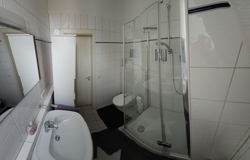 Meraviglia urbana degli spazi: maisonette di 4 locali inondata di luce nel cuore di Öhringen (senza provvigione!) – Bad / Galeriewohnung