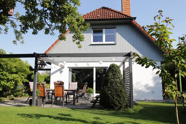 ZONDER COURTAGE: Moderne eengezinswoning met terras op het zuiden, carport en centrale, rustige ligging