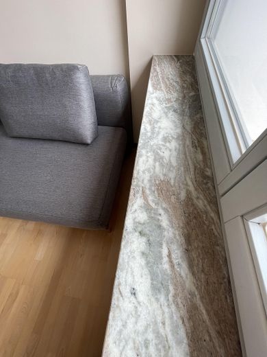 Helle möblierte Dreizimmerwohnung am Jungfernsee – Marmorfensterbänke