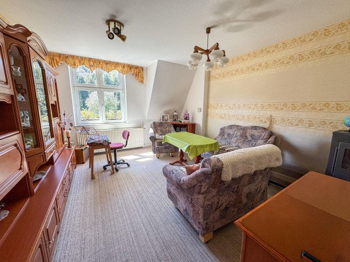 Familientraum: Gepflegte 6ZKB mit zwei Bädern, Garten, Kellerraum, Bus-Haltestelle – Wohnzimmer
