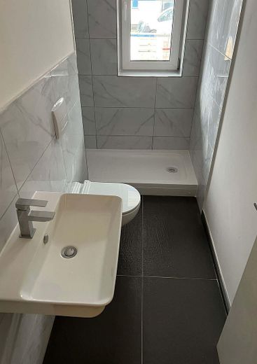 ERSTBEZUG NACH SANIERUNG 2/3/4-Zimmer-Wohnungen- Fertigstellungen Juni/August/Oktober 2026 – Beispielfoto - Bad mit Dusche