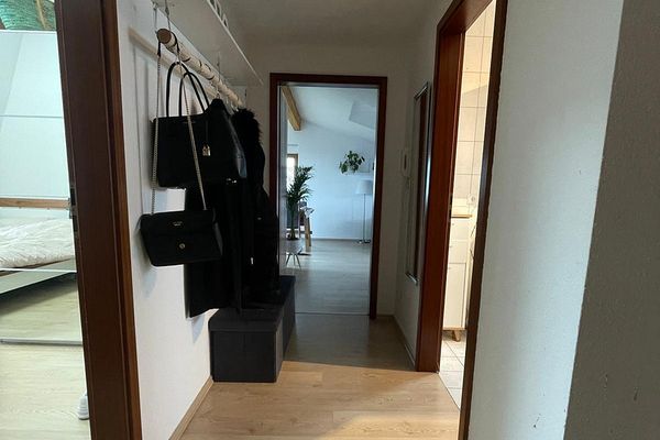 Wohnen & Arbeiten perfekt kombiniert: Helle DG-Wohnung mit separaten Arbeitsraum