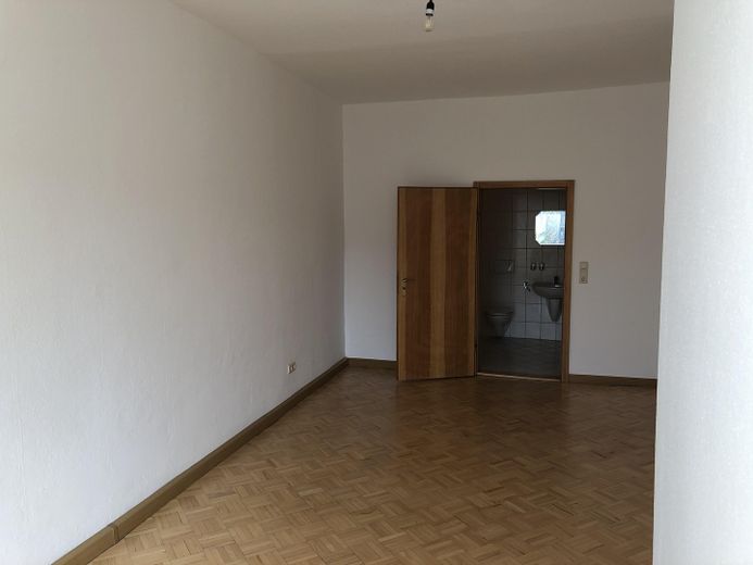 Neuwertige Wohnung mit vier Zimmern, Vollbad und EBK, Traumterrasse in Freiberg – Schlafzimmer - Bad