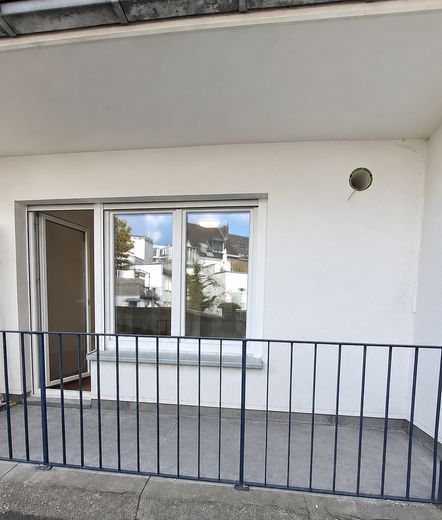 Şık bir şekilde yenilenmiş ve tamamen mobilyalı: Merkezi konumda 1 odalı daire – Balkon