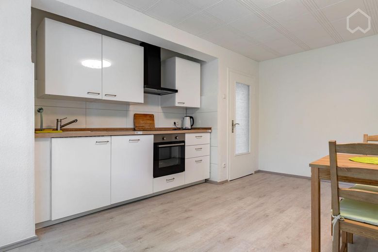 Libero e arredato: luminoso appartamento di 2 locali con balcone a Essen-Ostviertel (senza provvigione) – Wohnküche