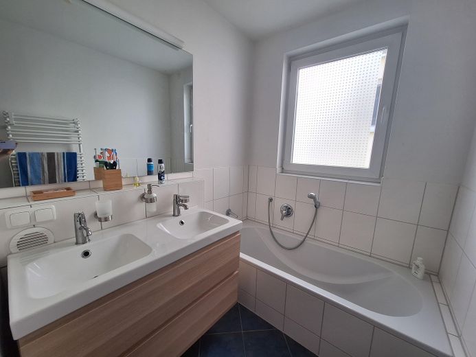 Tageslichtbad m. Dusche/Wanne