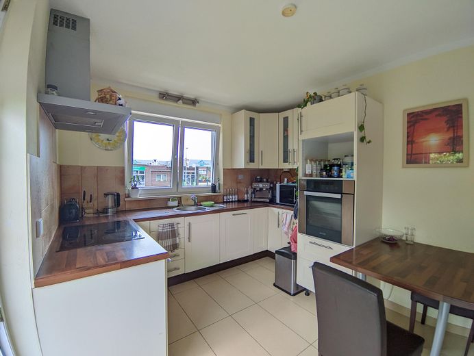 236 m² woonoppervlak + zelfstandige woning, 735 m² perceel – ruime woning in Wolfsburg-Kästorf – Einbauküche