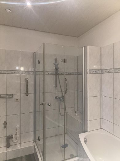 Moderne 3-Zimmer Wohnung mit Balkon im 10. OG in Köln-Eil (Porz) – Badezim. mit Badewanne&Dusche