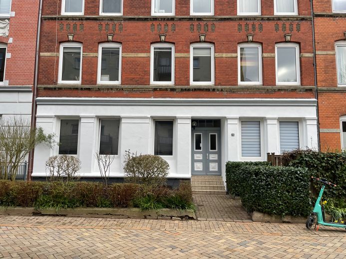 Helle, schöne und gepflegte Altbauwohnung mit Dielenfussboden und Einbauküche – schöner Vorgarten