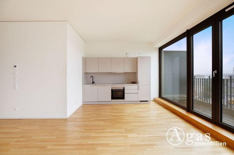 Dachgeschoss mit Panoramablick! Luxus 3 Zimmer Wohnung mit ca. 88m², EBK und Terrasse in Mitte! – Wohnzimmer mit EBK