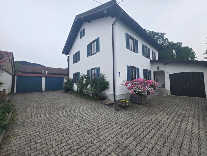 Charmantes 2-Familienhaus in Frasdorf - Zwei Wohneinheiten und viel Entwicklungspotenzial – Außenansicht