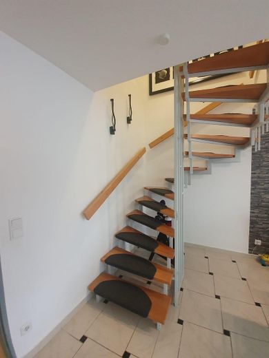 BEZUGSFREI ab 01.11.26: 4-Zi.-Maisonette (109m²) mit TG-Stellplatz & Balkon in Uni-Nähe! – Treppen Aufgang (innen)