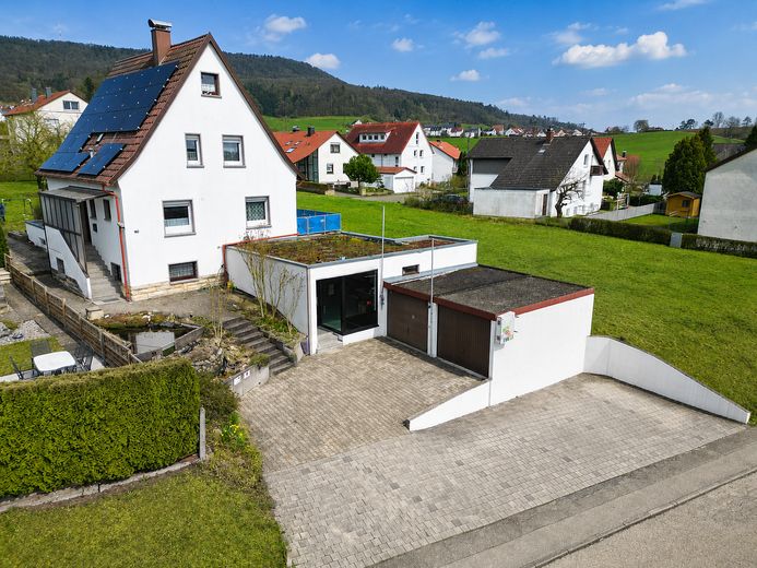 Provisionsfrei: 125 m² Wohnen + ca. 130 m² Gewerbe | Energieklasse A | 1.085 m² Grundstück – Frontansicht West, Stellplätze