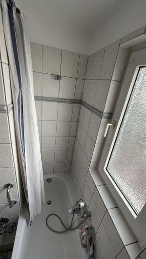 2,5 Raum Südstadt, Balkon 18 m², Wannenbad + Fenster, Energetik erfüllt, viele Dämmungen – Bad Fenster inzwischen neu