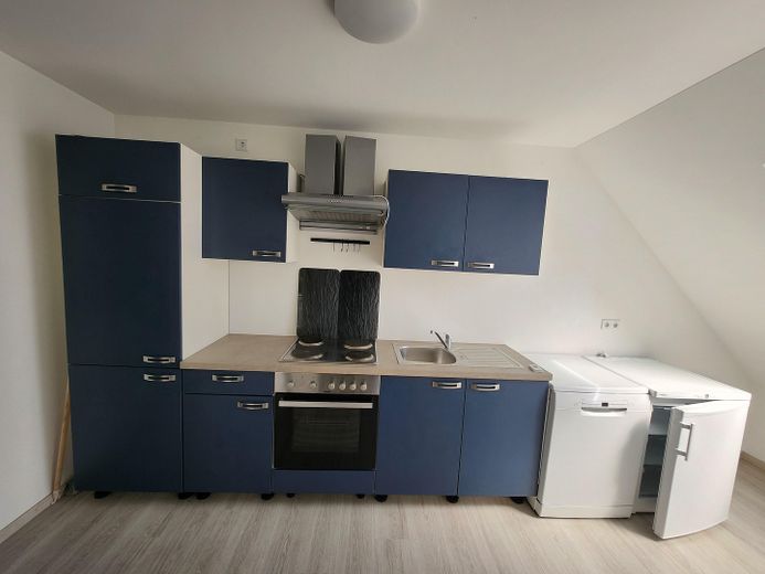 Sofort bezugsfrei! Moderne Dachgeschosswohnung mit Glasfaser, Balkon – inklusive Küchenzeile. – Küche