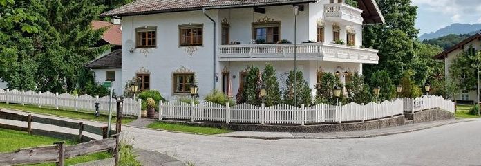 Grossimmobilie,  Chiemseenähe, ca. 12 Räume, 7 Duschen/WC,  1 Garage+8 Stellplätze, Bergblick – Rundum Bergblick, ruhige Lage