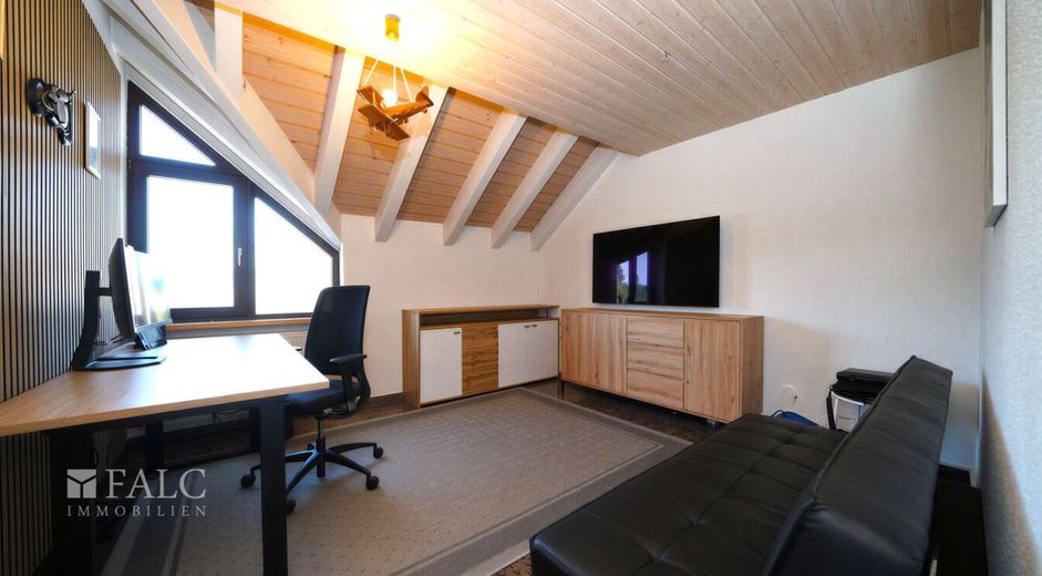 Traumhafte 5-Zimmer Maisonette-Wohnung mit offener Galerie und 2 Stellplätzen! - FALC Immobilien – Ihr eigenes Home-Office