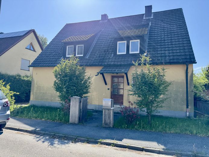 Großzügiges Einfamilien- oder Mehrgenerationen Haus  in Rückersdorf – 995 m² Traumgrundstück – Ansicht von der Straßenseite