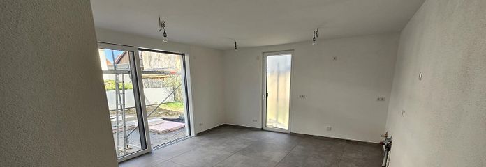 Простора 1,5-кімнатна квартира з терасою в Гойфельдені – Küche mit Wohn-/Esszimmer