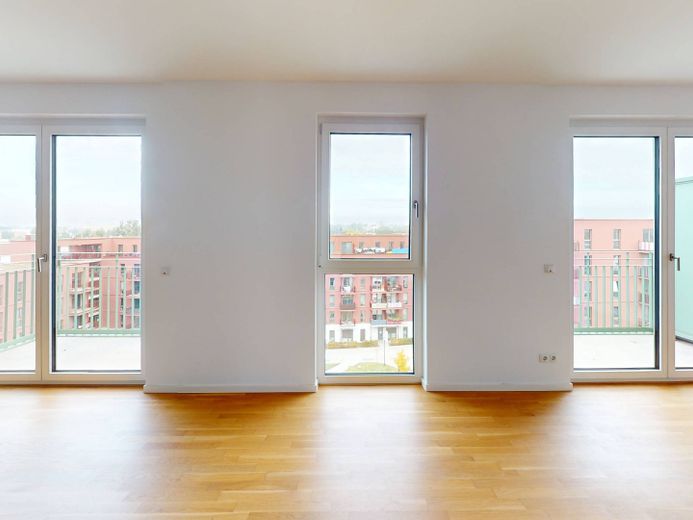**Kentsel yaşam cennetiniz: Berlin-Lichtenberg'de 3 balkonlu geniş 3 odalı daire** – Ansicht IV: Wohnzimmer mit of…