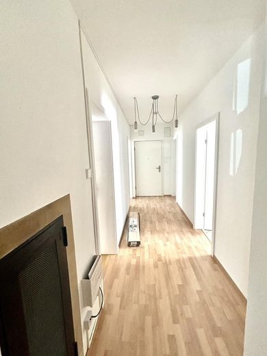 *Aydınlık ortak daire odası* EBK ve ortak balkon ile – Heller Flur