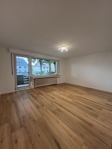 Wohnzimmer mit Balkon