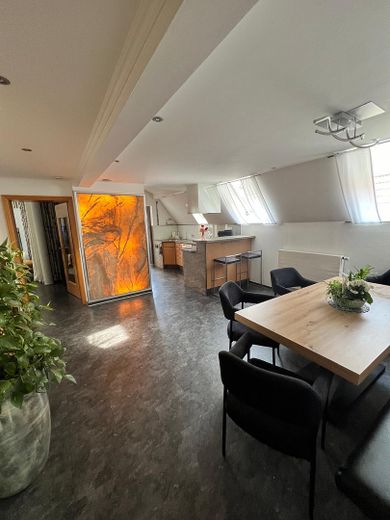 Mehrgenerationenhaus mit zwei Wohneinheiten, Garten und Pool – Wohn-Eßbereich OG