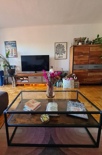 Schöne 3-Zimmer Wohnung in Top-Lage mit Balkon und PKW-Stellplatz, Eigennutzung o. Kapitalanlage! – Wohnzimmer